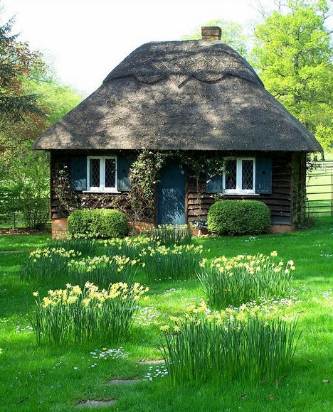 fairytale-cottages-english-thatched