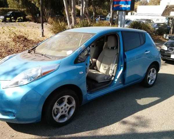 abandoned-electric-car-leaf1a
